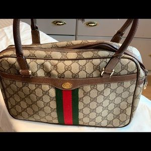 Gucci purse excellent condition!!